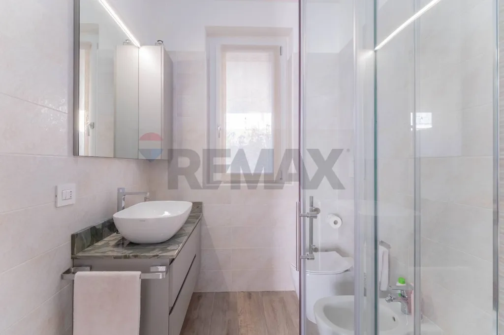 Salles de bain - Modern Villa with Terrace in Parabiago