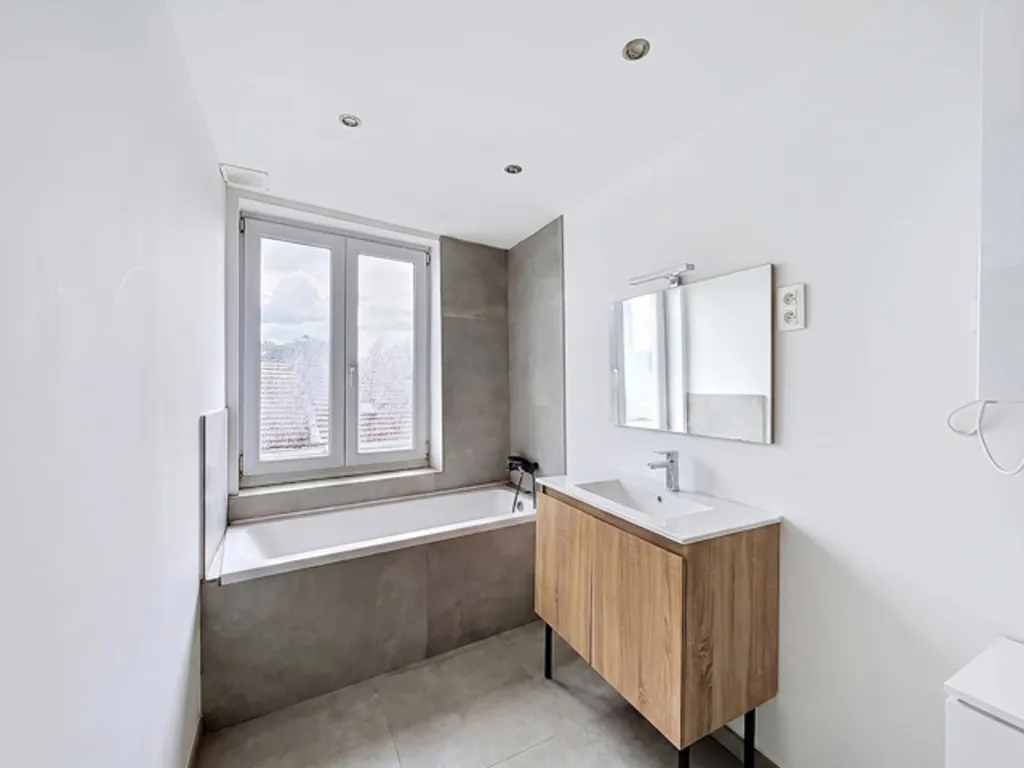 Salles de bain - Immeuble de Rapport Rénové avec 5 Unités à Louer