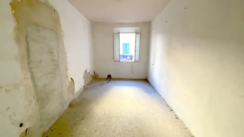 Rooms - Restoration-Ready Apartment with Terrace in Pontedera