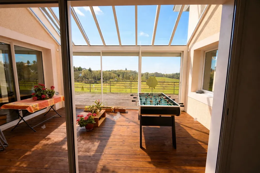 Terrasse - Villa avec Vue Panoramique et Grand Balcon en Creuse
