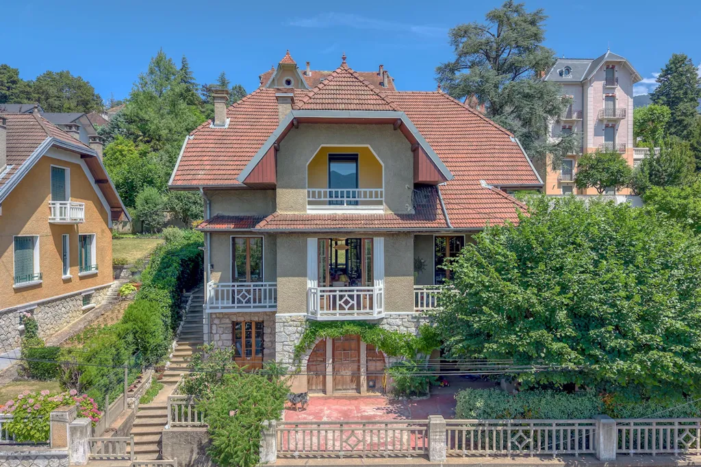 Vista aerea - 1930s Villa with Lake View in Aix-les-Bains