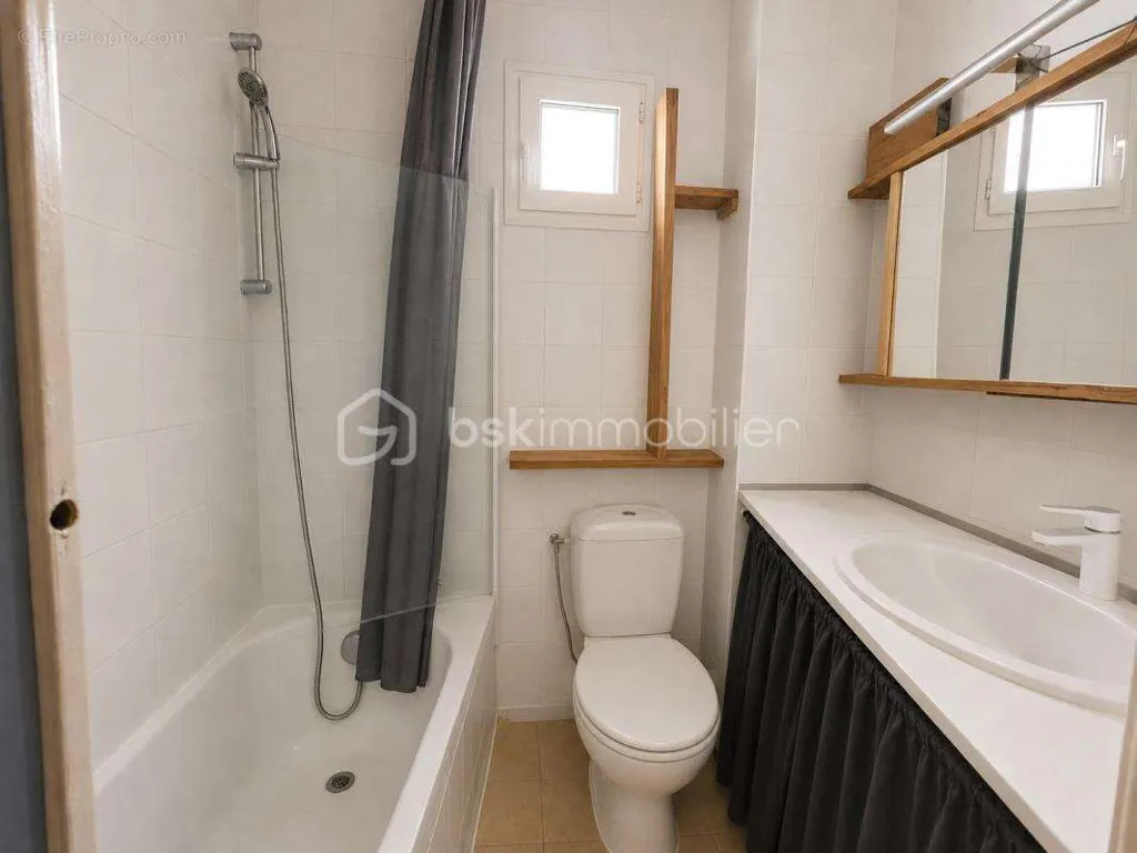 Salles de bain - Maison de Village Traversante avec 4 Chambres en Centre-Ville