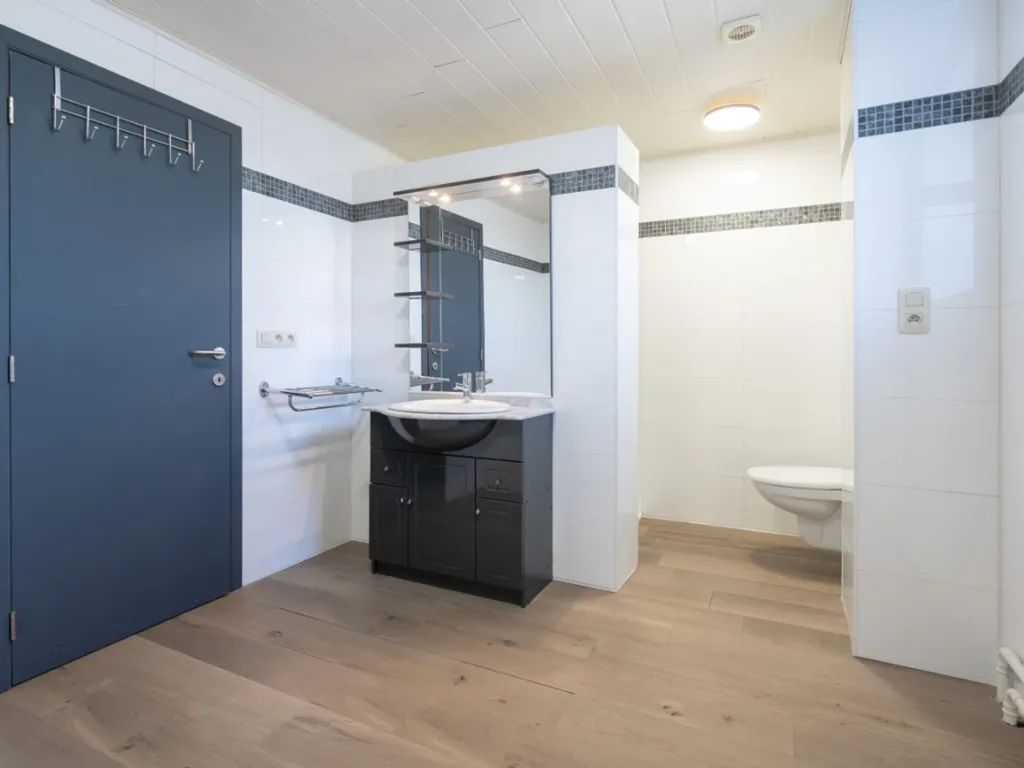 Salles de bain - Maison Rénovée avec Terrasse au Centre de Corbion
