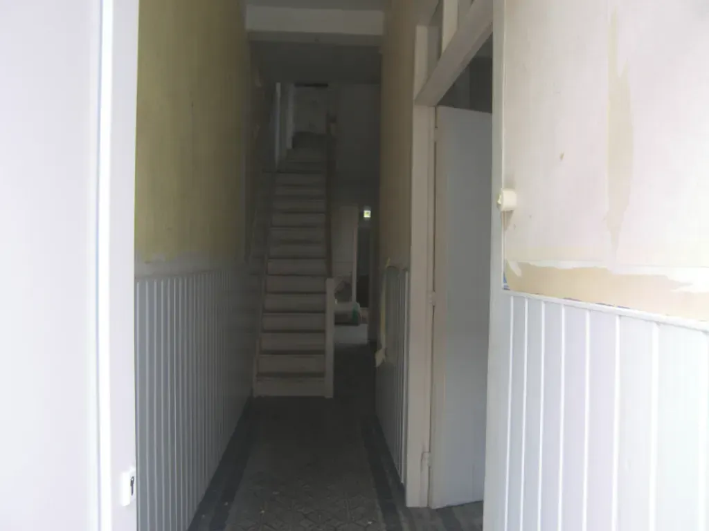 Esik - Fully Stripped House in Aalst Centre