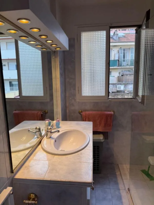 Vannitoad - 3-Bedroom Apartment with Balcony in Nice Saint-Roch