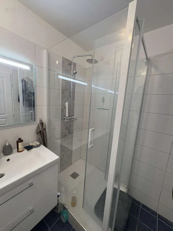 Salles de bain - Appartement avec Terrasse Vue Dégagée à Toulon