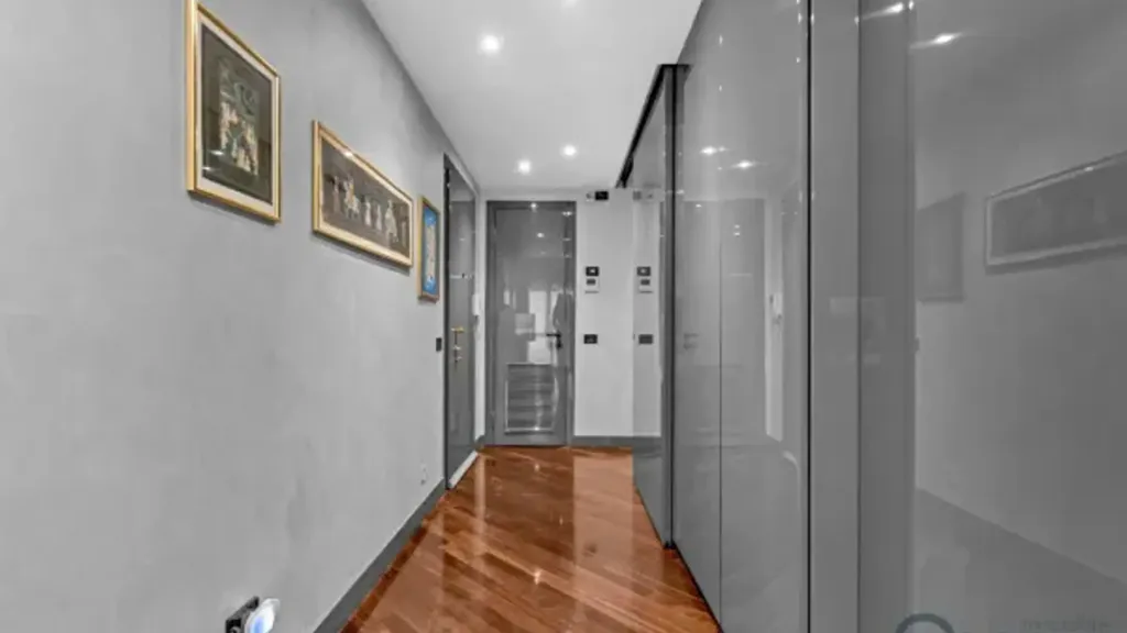 Esik - 3-Bedroom Apartment with Balcony in Milan