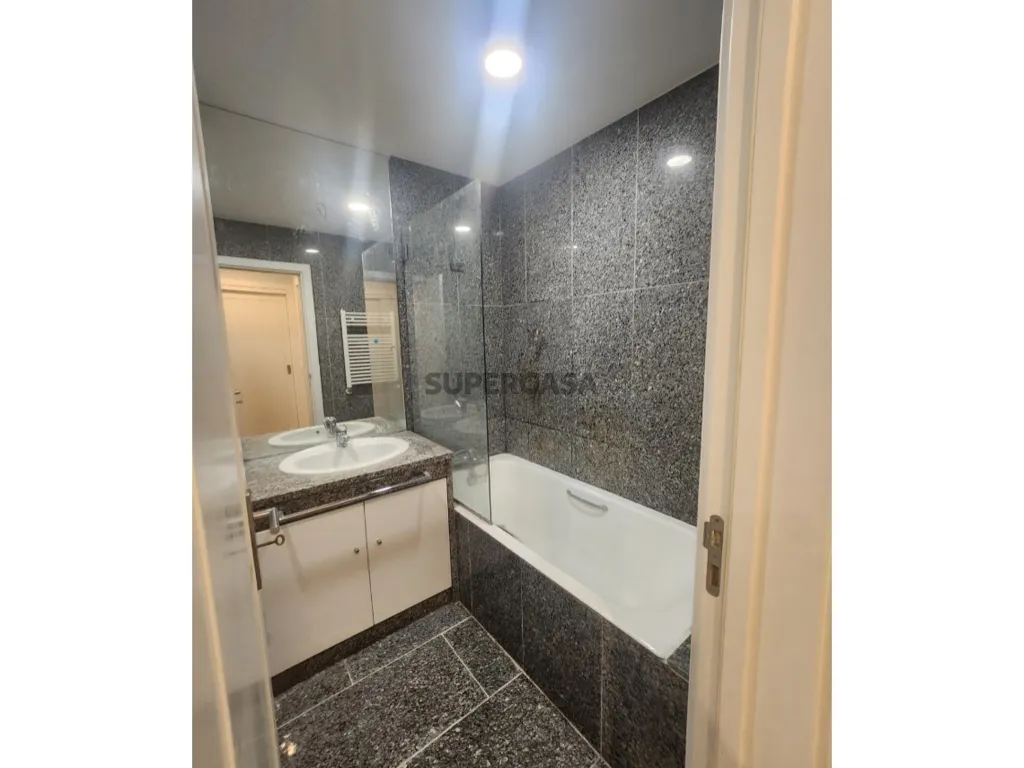 Salles de bain - Apartment with Garage near Lordelo do Ouro