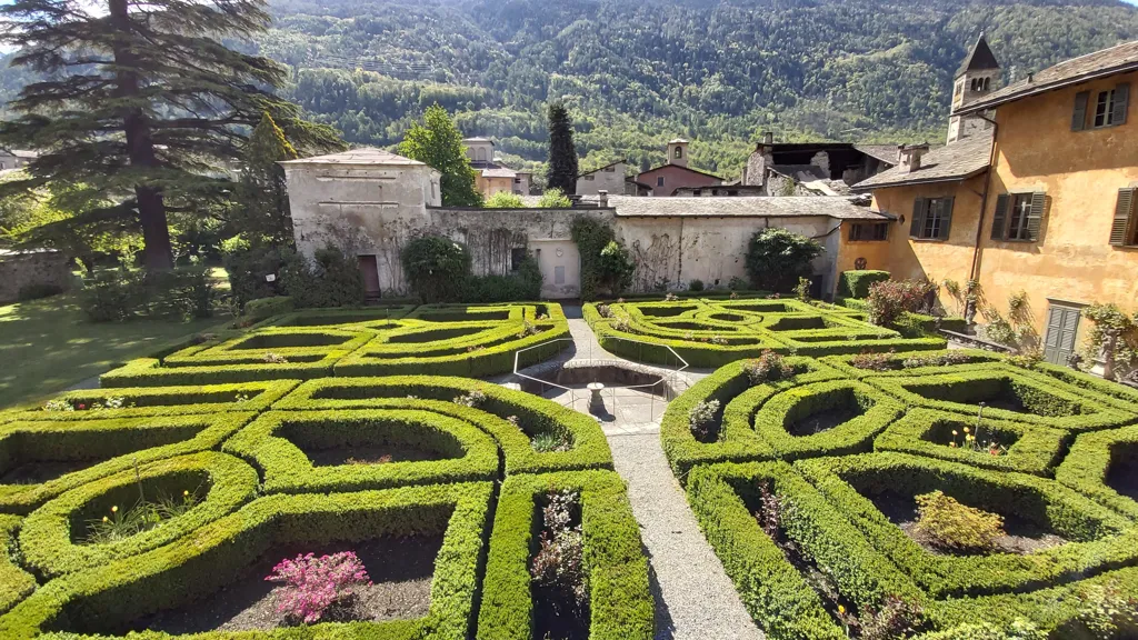 Jardin - Historical Palace with Renaissance Architecture in Sondrio