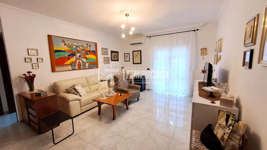Séjour - Three-Bedroom Apartment with Balcony in Adelfia