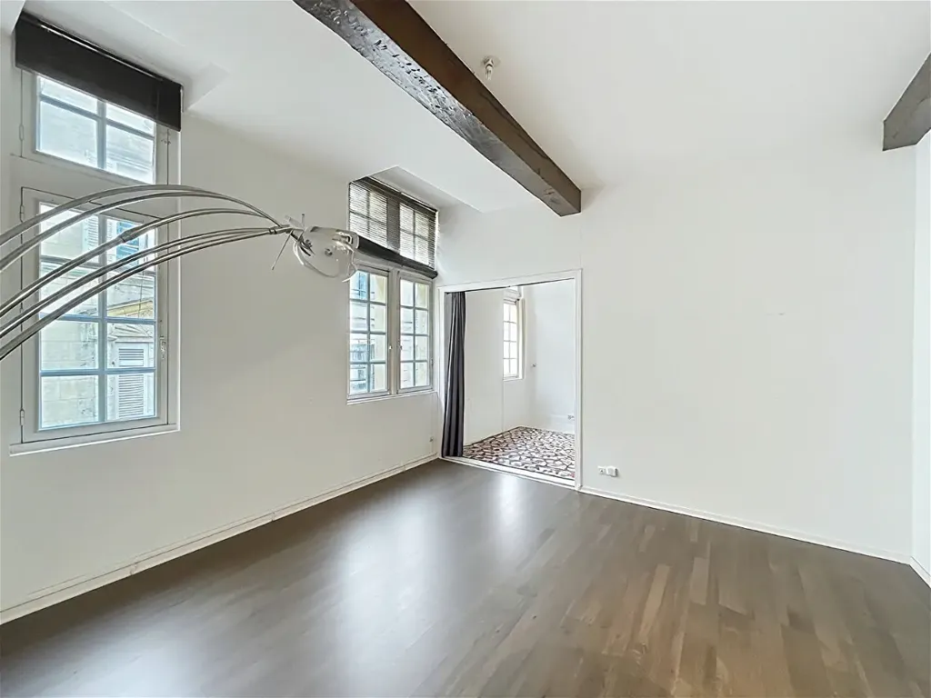 Pièces - Appartement 2 Pièces avec Hauteur sous Plafond à Bordeaux