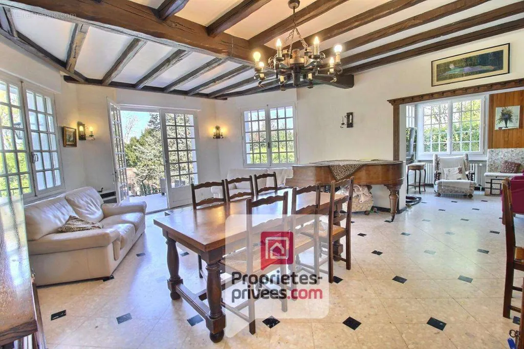 Söögituba - Spacious House with Pool in Amilly