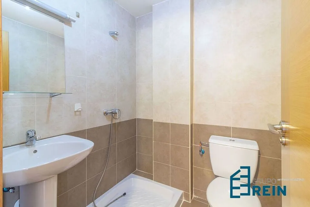 Bathrooms - 3-Bedroom Apartment with Garage in Recas