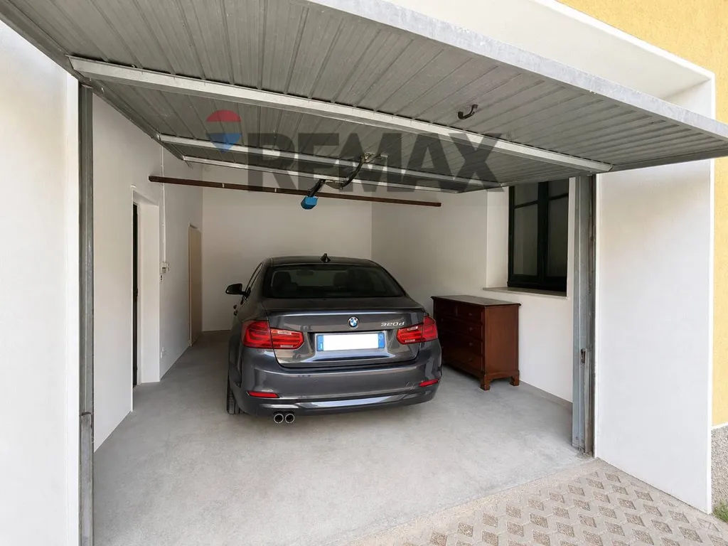 Garage - Spacious Apartment with Balconies in Brescia
