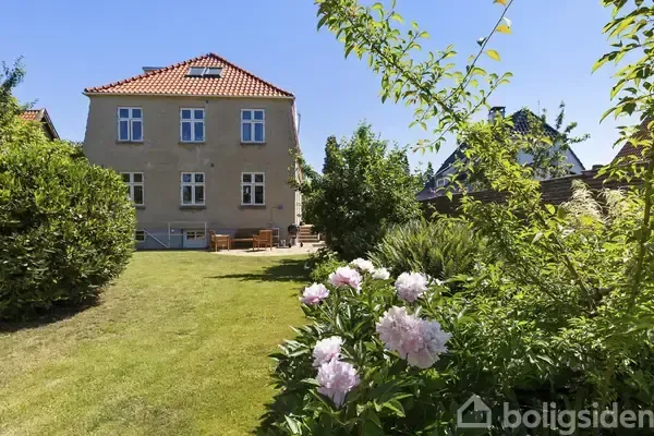 Aed - Villa Apartment with Private Garden in Vanløse