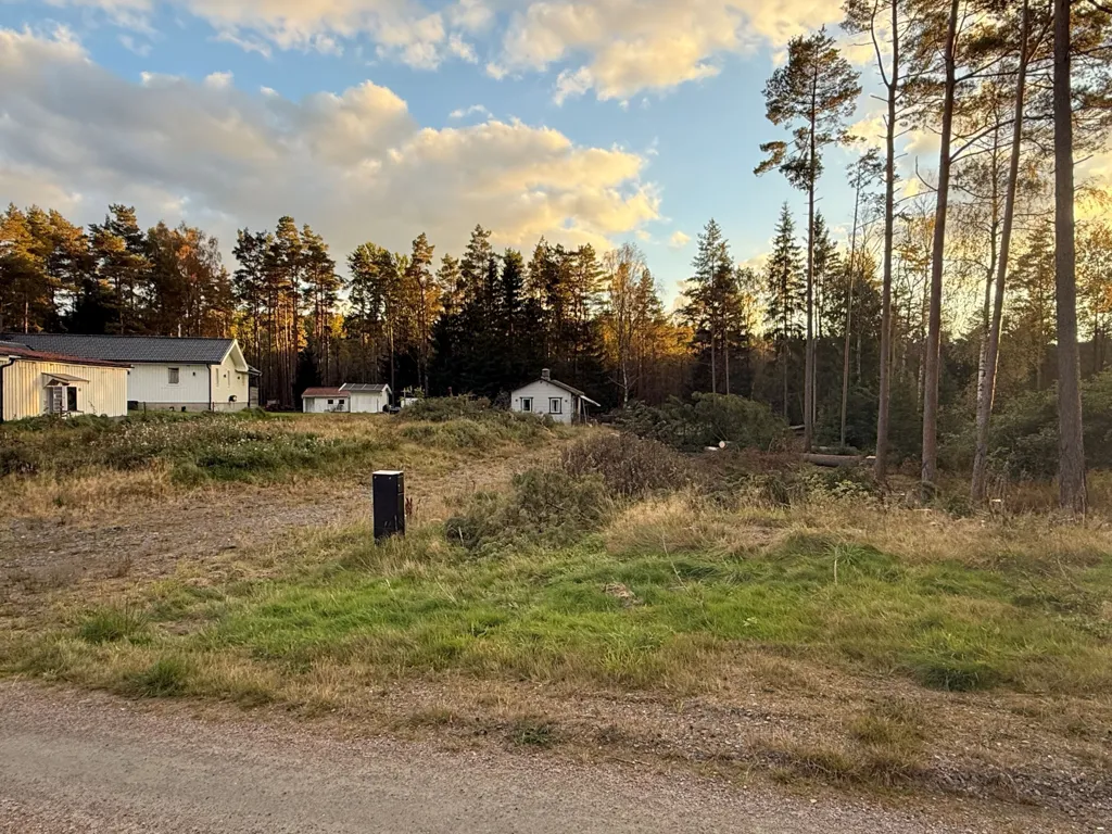 Aed - Spacious Plot with Lake Access in Lerum