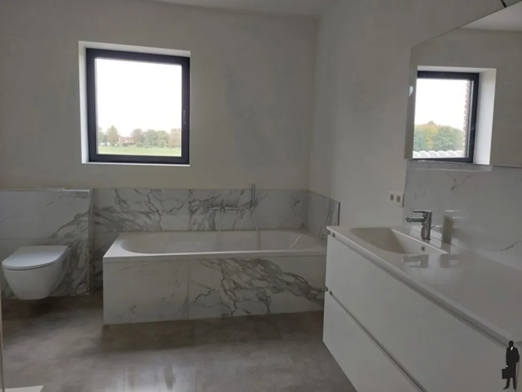 Salles de bain - Maison Énergétique avec Terrasse et 3 Chambres
