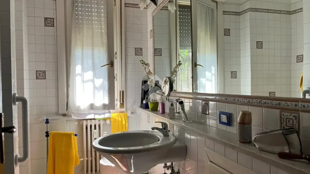 Bathrooms - Three-Bedroom Apartment with Balcony in Melegnano