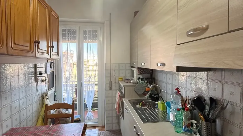 Cuisine - Three-Bedroom Apartment with Balcony in Rome