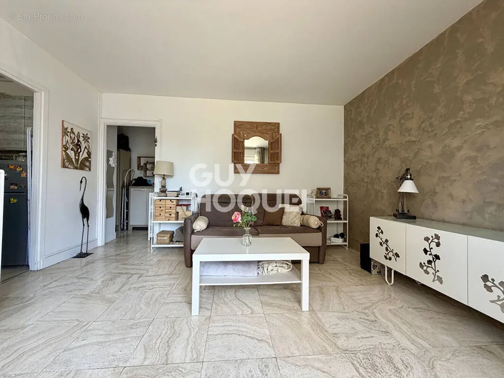 Soggiorno - Studio with Balcony in Neuilly-sur-Marne