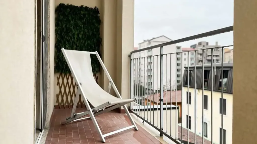 Balcon - Modern Studio with Balcony in Milan