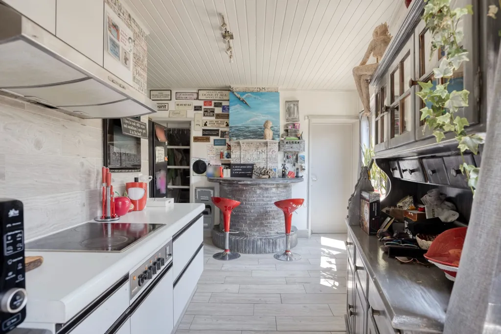 Cuisine - Mixed-Use Property with Private Drive in Bruges