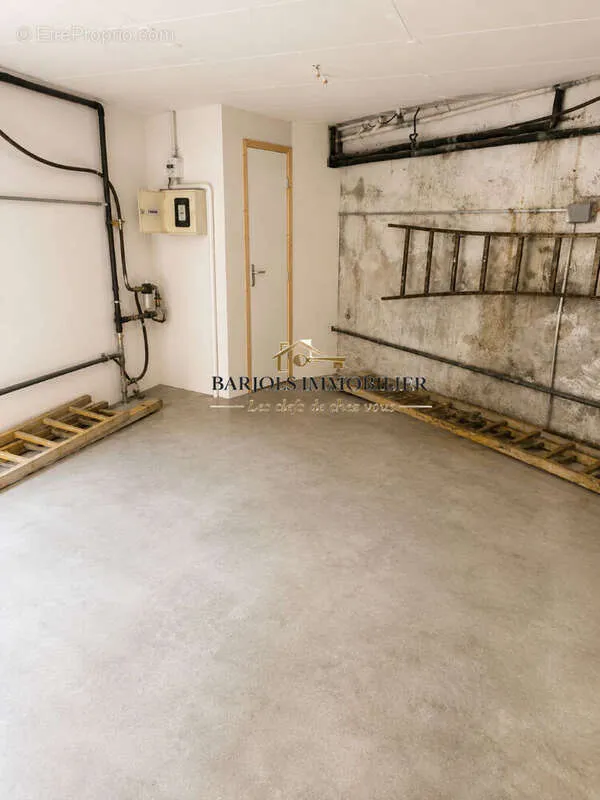 Garage - Appartement Traversant avec Garage à Varages