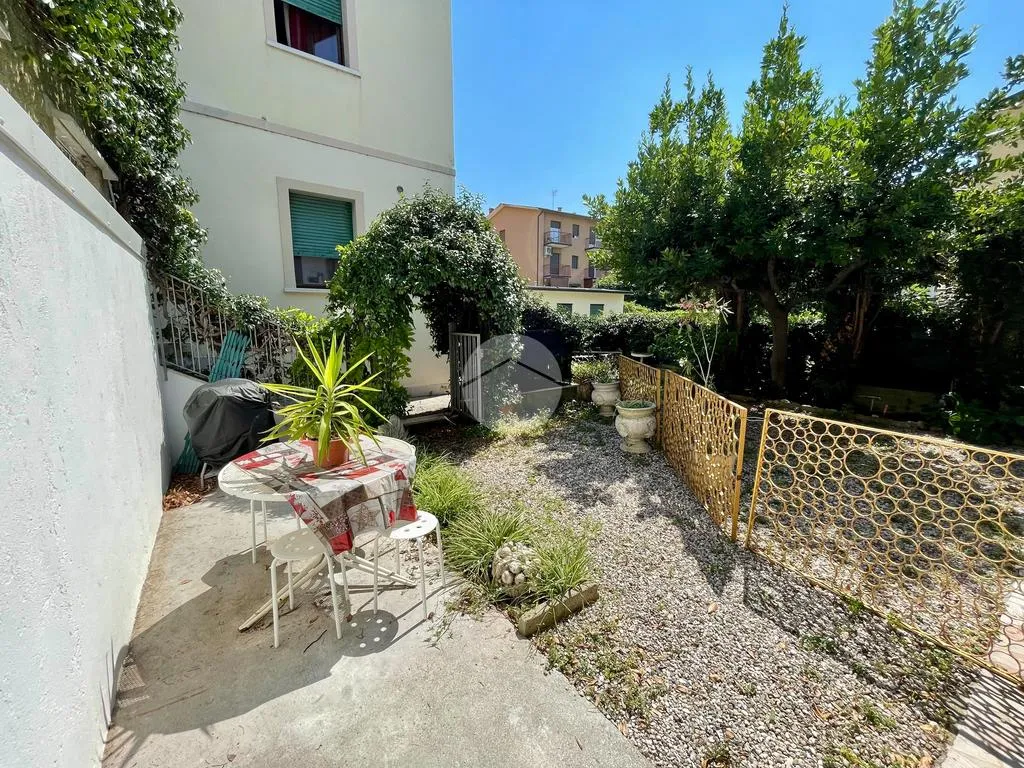 Giardino - Spacious 2-Bedroom with Private Courtyard in Garda