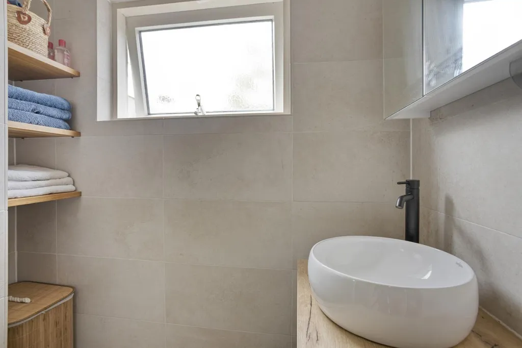 Bathrooms - Characterful Semi-detached House with Garden in Tilburg
