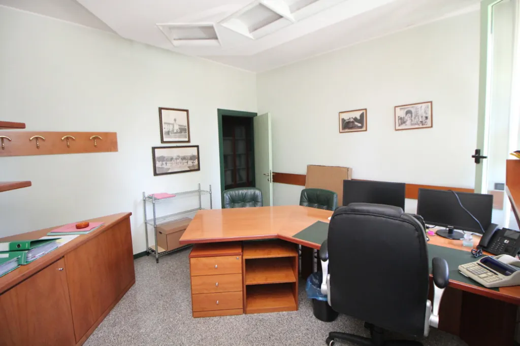 Kabinet - Office with Parking in Central Lainate