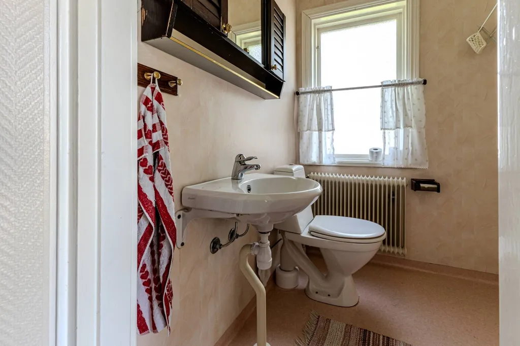Bagni - Classic Red Brick Villa with Garden in Jörn