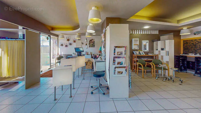 Dining Room - Coiffure Salon with Market View in Douarnenez