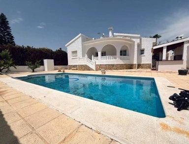Piscina - Villa mediterránea con piscina en Quesada