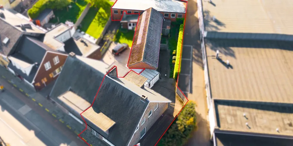 Vue aérienne - Maison avec Hangar au Centre de Mol