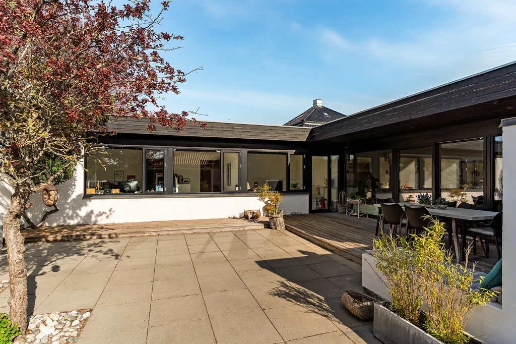 Terrasse - Classically Styled Villa Near Water in Risskov