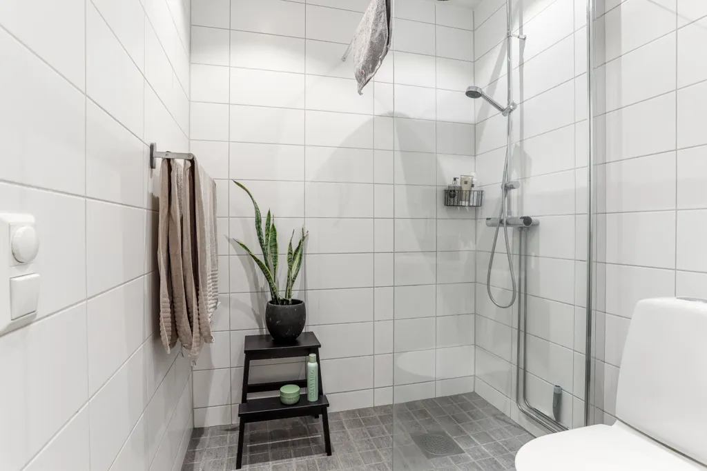 Bathrooms - Apartment with Large Windows in Mariehöjd
