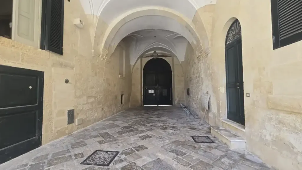 Esik - Rented Apartment with Balcony in Lecce