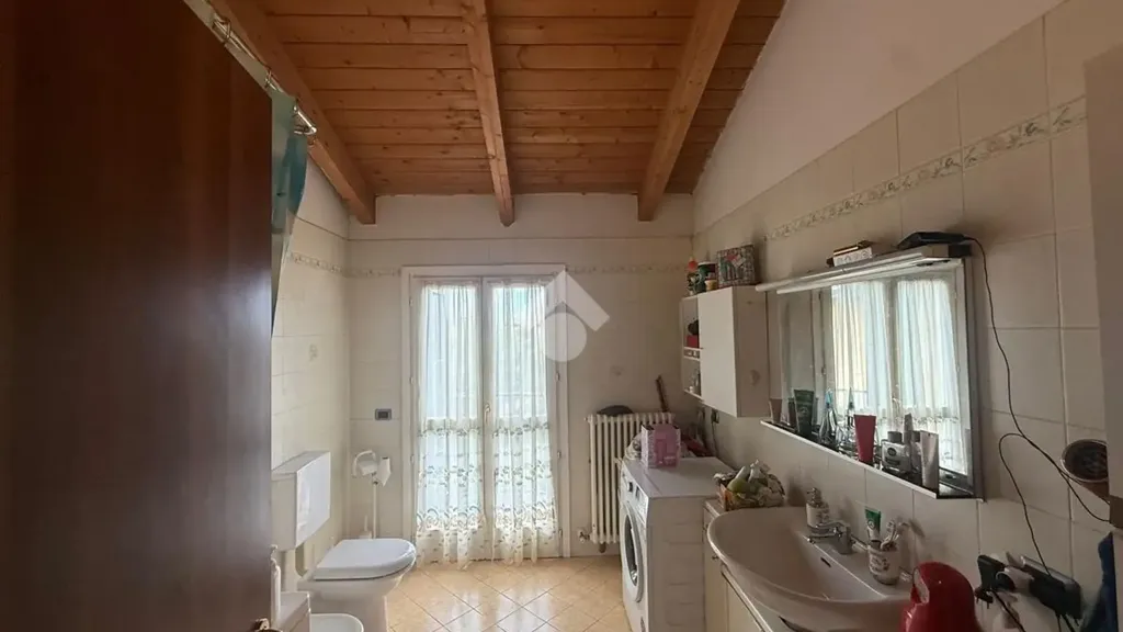 Salles de bain - Trilocale with Balconies in Gattatico