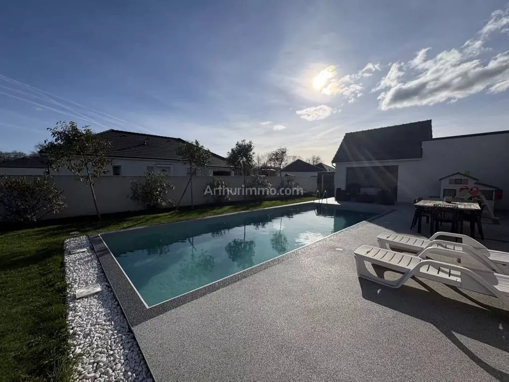 Bassein - Luxury House with Pool near Lourdes