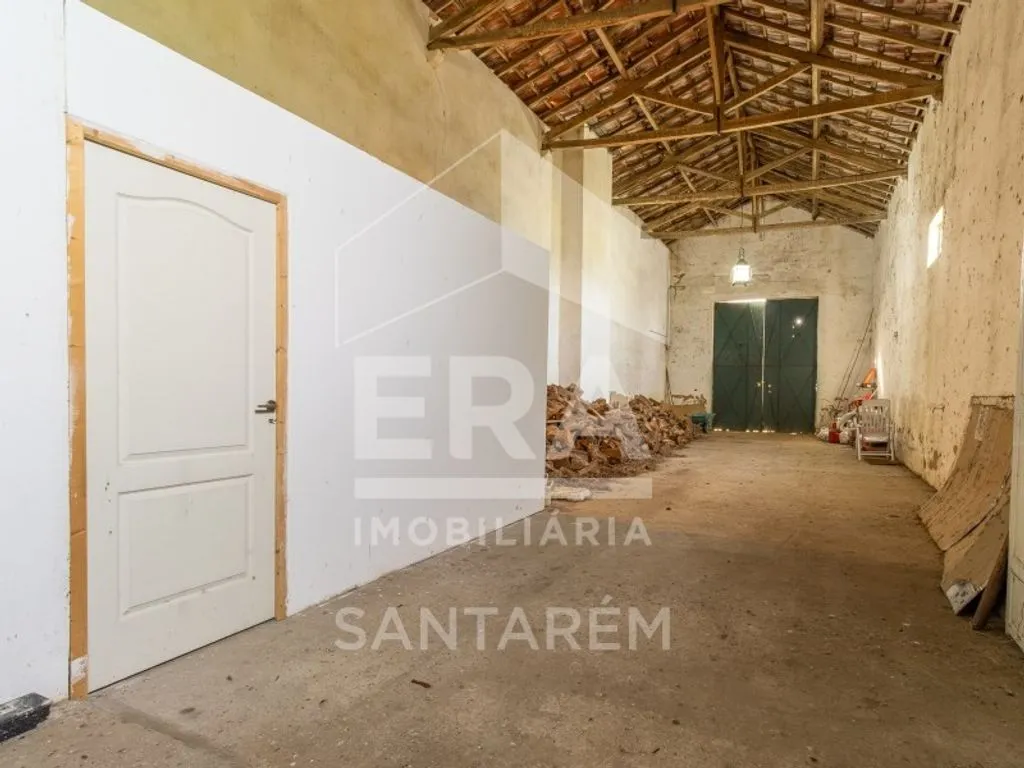 Garage - Luxury House with Agricultural Land in Benfica do Ribatejo